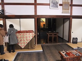 囲炉裏の前